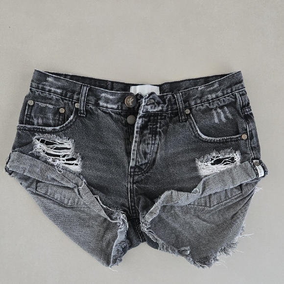 OneTeaspoon Bandits Denim Shorts in a Charcoal Size 27